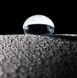 가장 극단적인 방수 현상을 보여주는 초소수성 표면