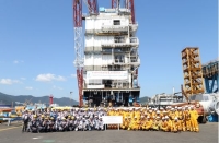 대우조선해양 세계 최초 FLNG, 첫 상부 구조물 탑재 성공