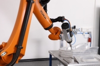 유연하고 정확한 표면가공을 선보인 KUKA. CNC