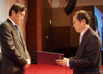 동신유압, 명문장수기업 중소기업청장상 수상