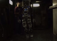 기술 박람회에서 2족 보행 소방 로봇을 공개한 미 해군