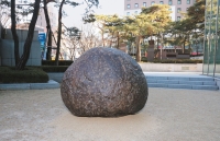 조각가 정현의 파쇄공, 포스코센터에 전시