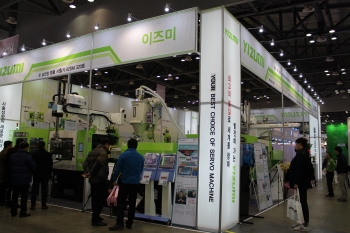 이즈미가 선보이는 하이브리드 사출성형기