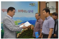 남해군, 수상인명구조요원 자격증 전달·간담회 가져