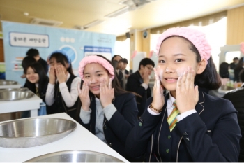 LG생활건강, 전국 중학교에서 '빌려쓰는 지구스쿨' 프로그램 통 학교수업 가르친다