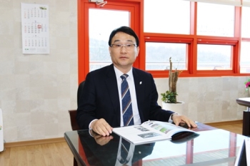 코스모스코리아(주), 세계적 명성의 사출기와 최상의 서비스를 더하다