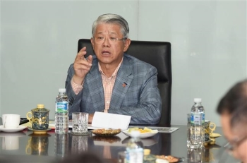 최신원 회장 SK네트웍스 해외사업 직접 챙겨… SK네트웍스 변화 절실