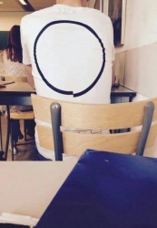 왠지 거슬리는 티셔츠