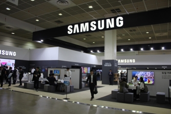 삼성전자, 한국전자전에서 QLED TV와 갤럭시 S8 등 주력 제품 선보여