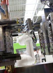 플라스틱 사출성형 생산성 문제 해결한 스토브리 로봇