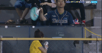 치어리더에게 부채질 해주는 마산아재.gif