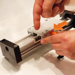 이구스, 직동 가이드에 무급유 라이너 적용