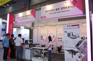 [나노코리아 2019] 웨이브랭쓰 옵토 일렉트로닉스, 주력 렌즈 선보여 주목