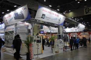 [KOPLAS 2019] (주)엠이더블유 폭 넓은 수직사출기 기술력 선보여