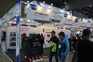 [2019 한국기계전] (주)대동이엔지, 내구성을 갖춘 파일 드라이버와 진동리퍼로 호평받다