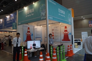 [2019 안전산업박람회] 진성테크, 안전장치가 부착된 경보콘을 선보이다