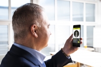 트라이나믹스, 세계 최초 OLED 디스플레이 후면에 3D 안면 인식 기술 적용