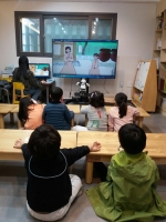 강남구, 로봇 '리쿠' 활용한 구연동화 실시