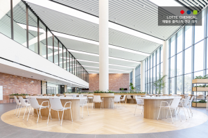 롯데케미칼, 플라스틱 재활용 소재로 만든 항균 의자 롯데인재개발원 오산캠퍼스에 제공