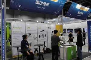 [산업AI EXPO] 에이로봇, 휴머노이드 로봇 ‘앨리스4’로 기술력 선보여