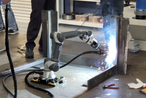 레인보우로보틱스, HD현대중공업 중형선사업본부에 협동로봇 용접 시스템 공급