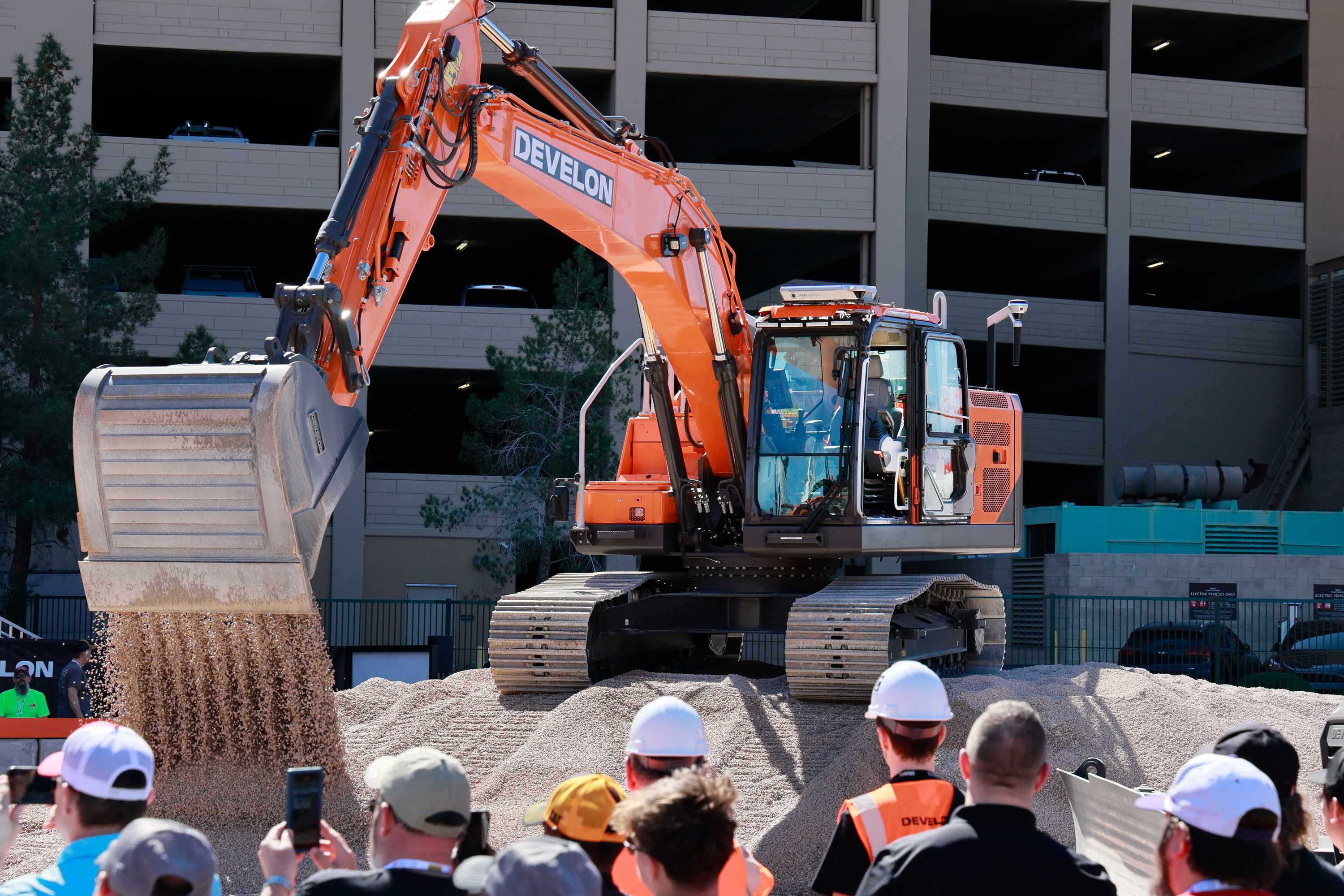 HD현대사이트솔루션, 무인 자율 굴착기 첫 인도