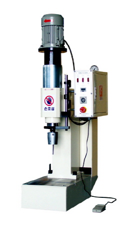 유압리벳팅머신