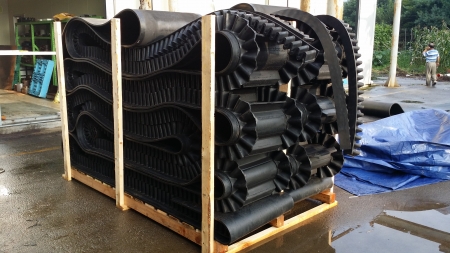 주름혹 컨베어 벨트(고무-RUBBER)-급경사 이송용 컨베어 벨트