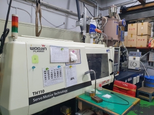 우진 하이브리드 110톤 (TH 110S) 사출기 중고사출기 사출성형기 하이브리드사출기