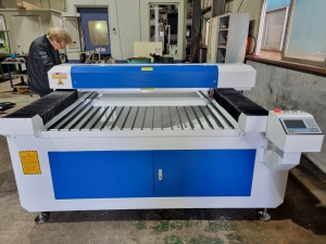 CO2 레이져 컷팅기1300*2500  150W 180W 200W/250W/300W/500W